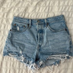 Light wash Levi’s jean shorts